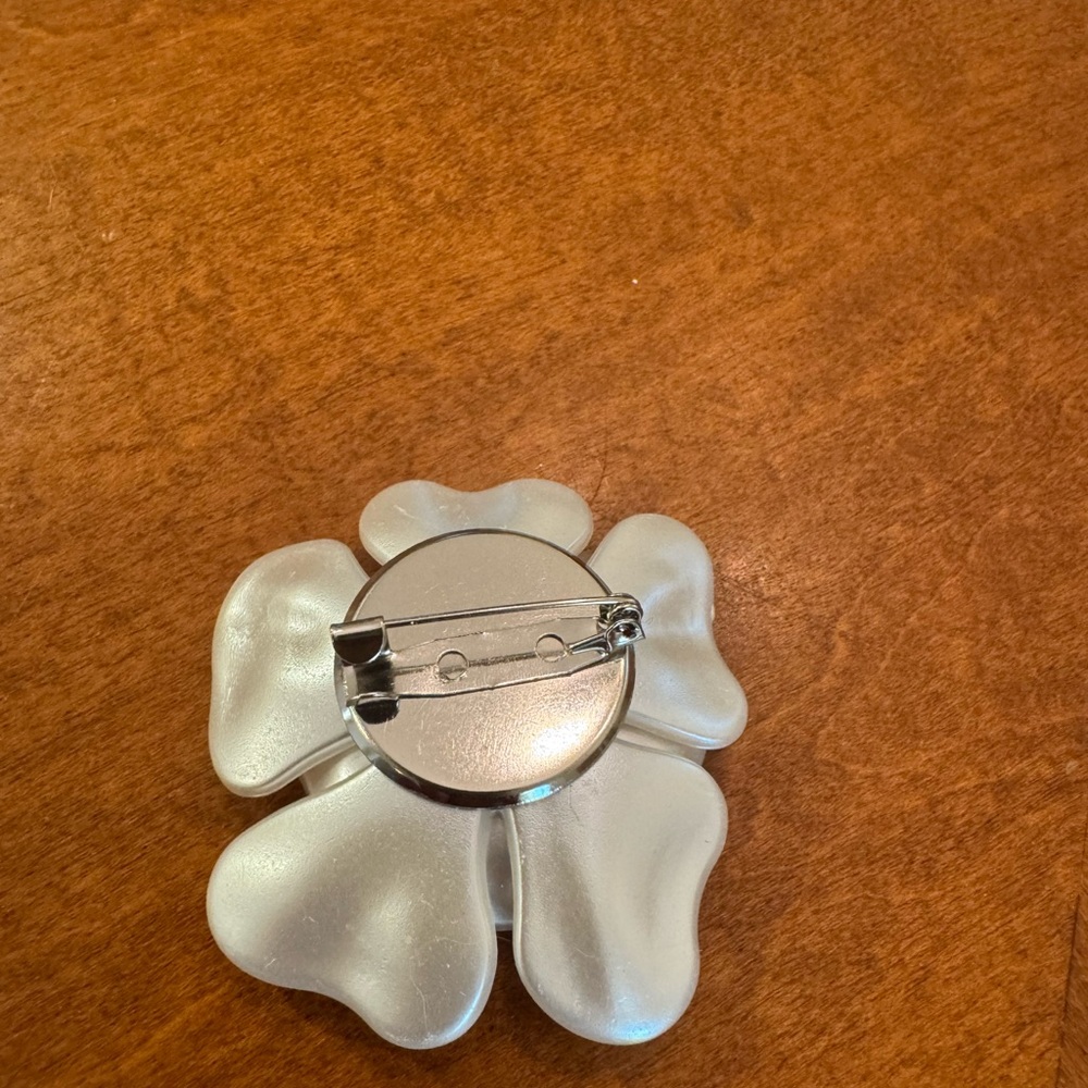 Shell Flower Brooch - Picture 2 of 3